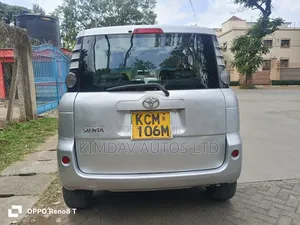 Toyota Sienta 2010 Silver