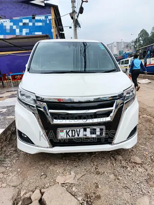 Toyota Esquire 2018 Off white