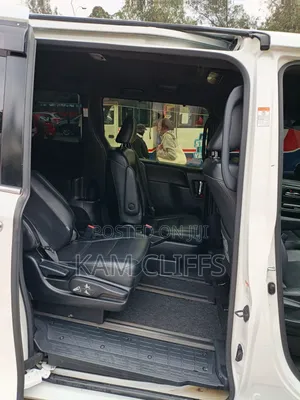 Toyota Esquire 2018 Off white