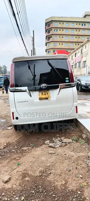 Toyota Esquire 2018 Off white