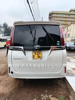 Toyota Esquire 2018 Off white