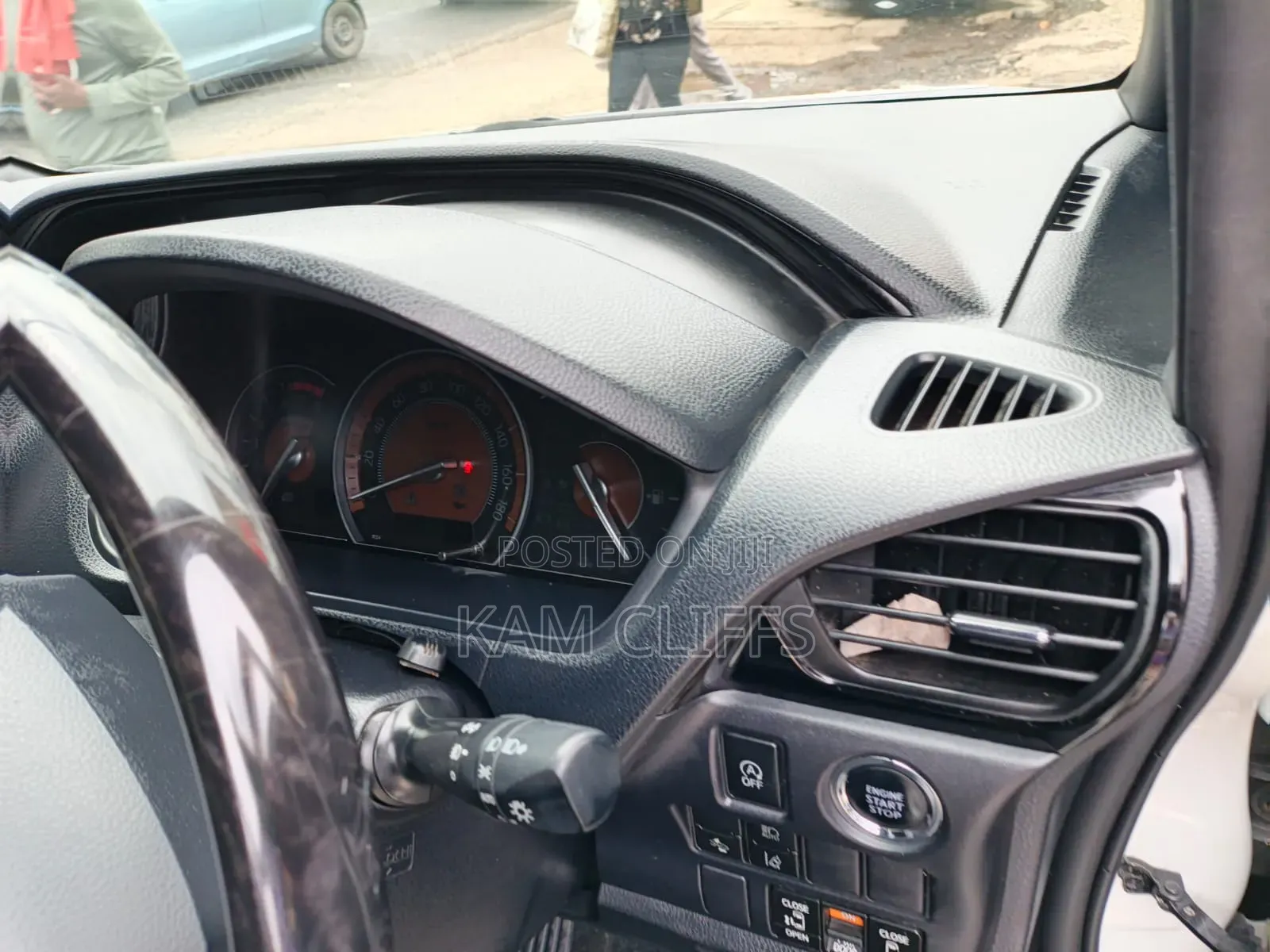 Toyota Esquire 2018 Off white