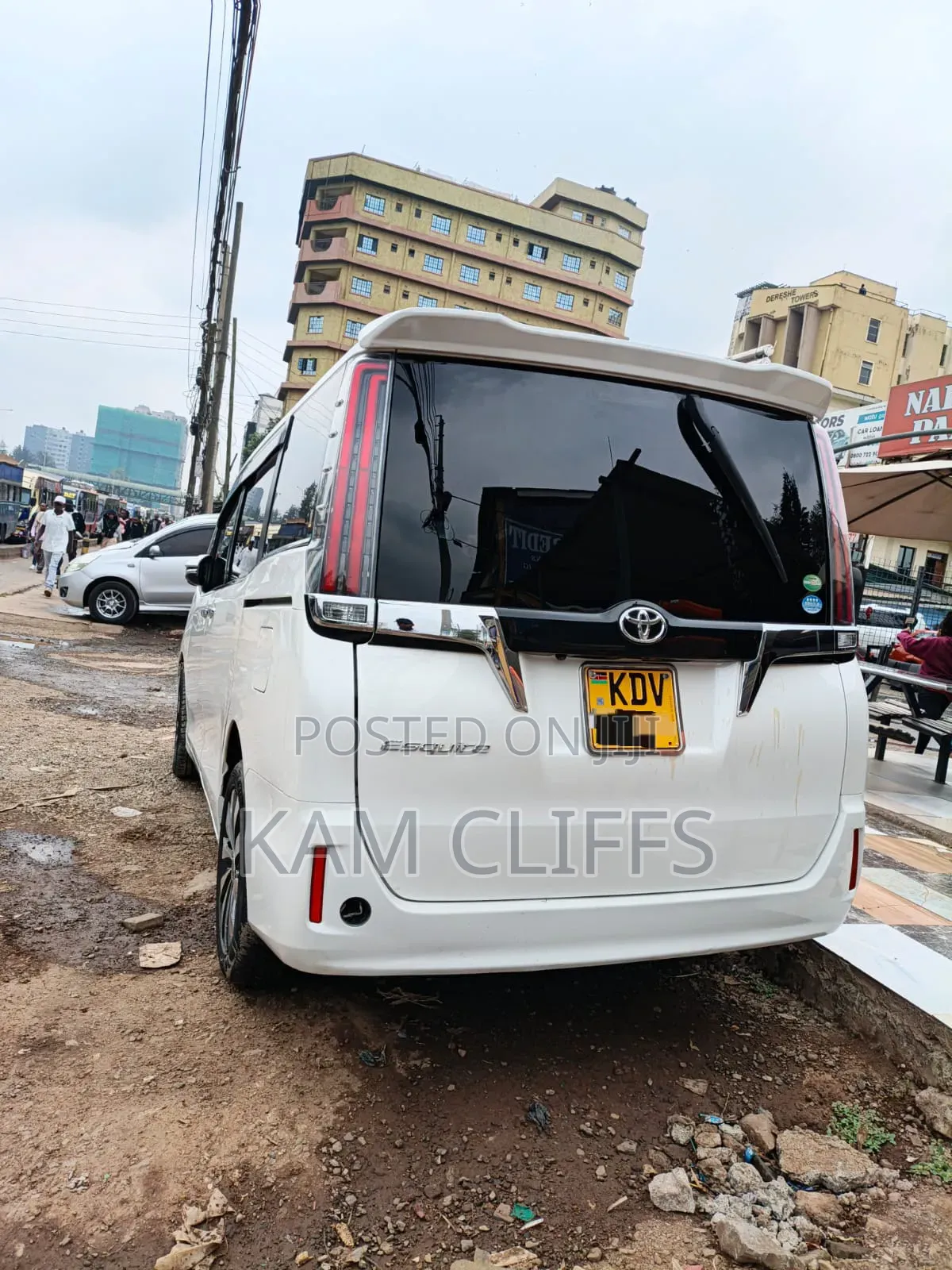 Toyota Esquire 2018 Off white