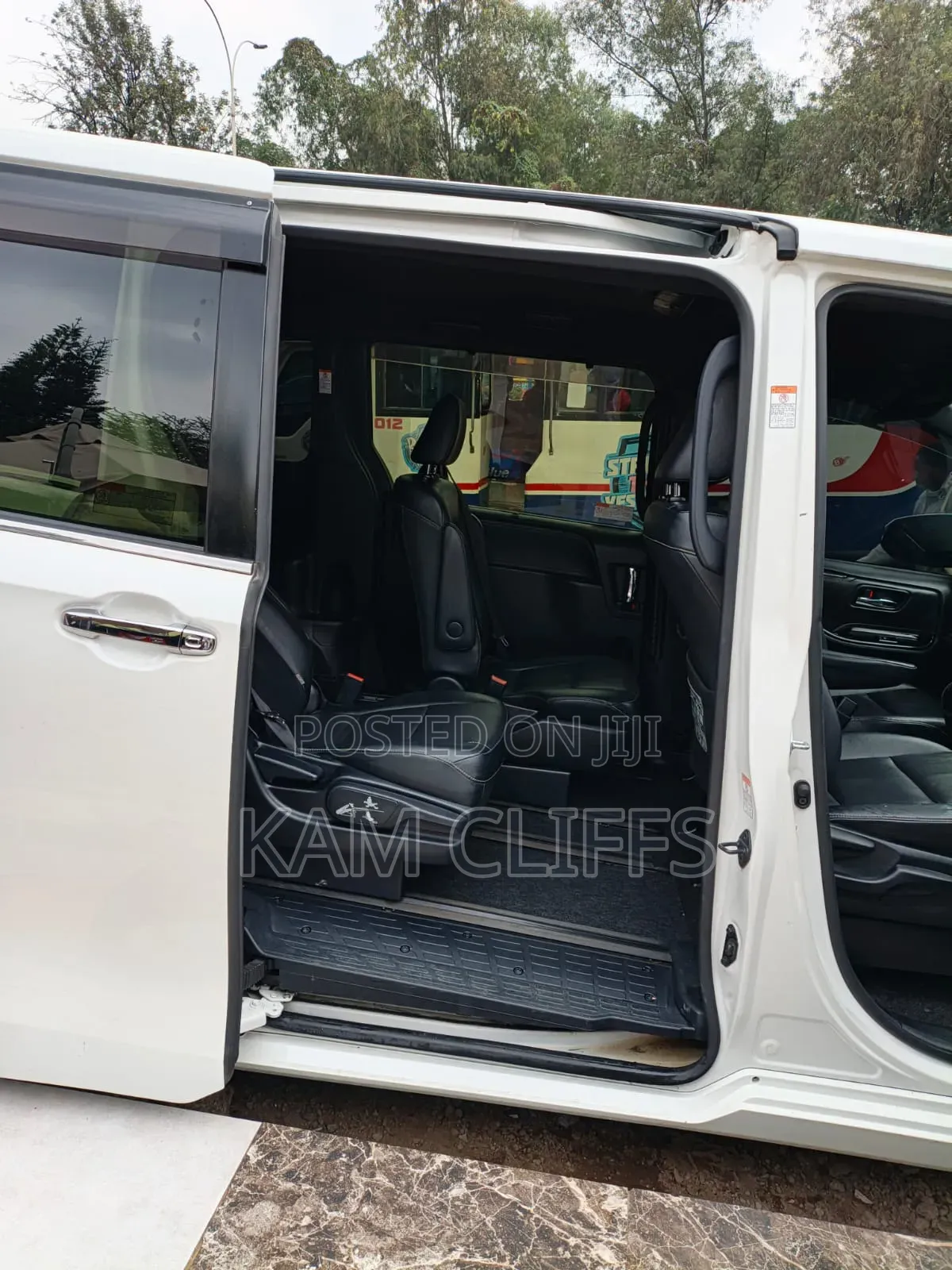 Toyota Esquire 2018 Off white