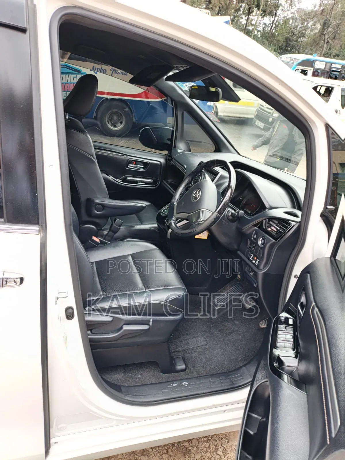 Toyota Esquire 2018 Off white
