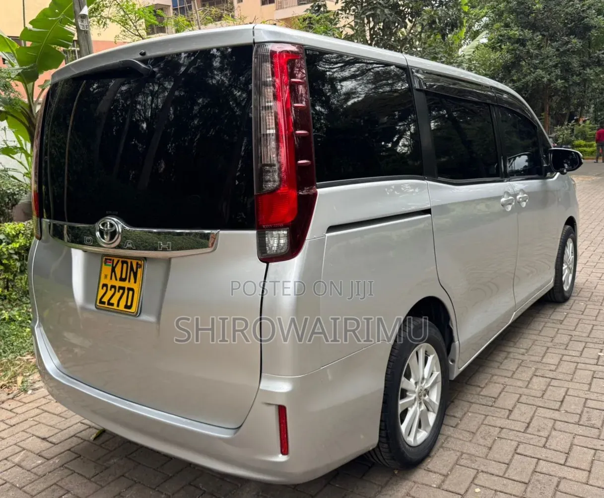 Toyota Noah 2016 Silver