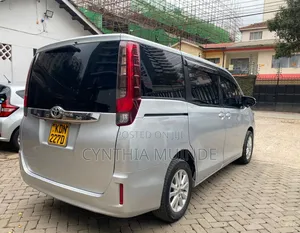 Toyota Noah 2017 Silver