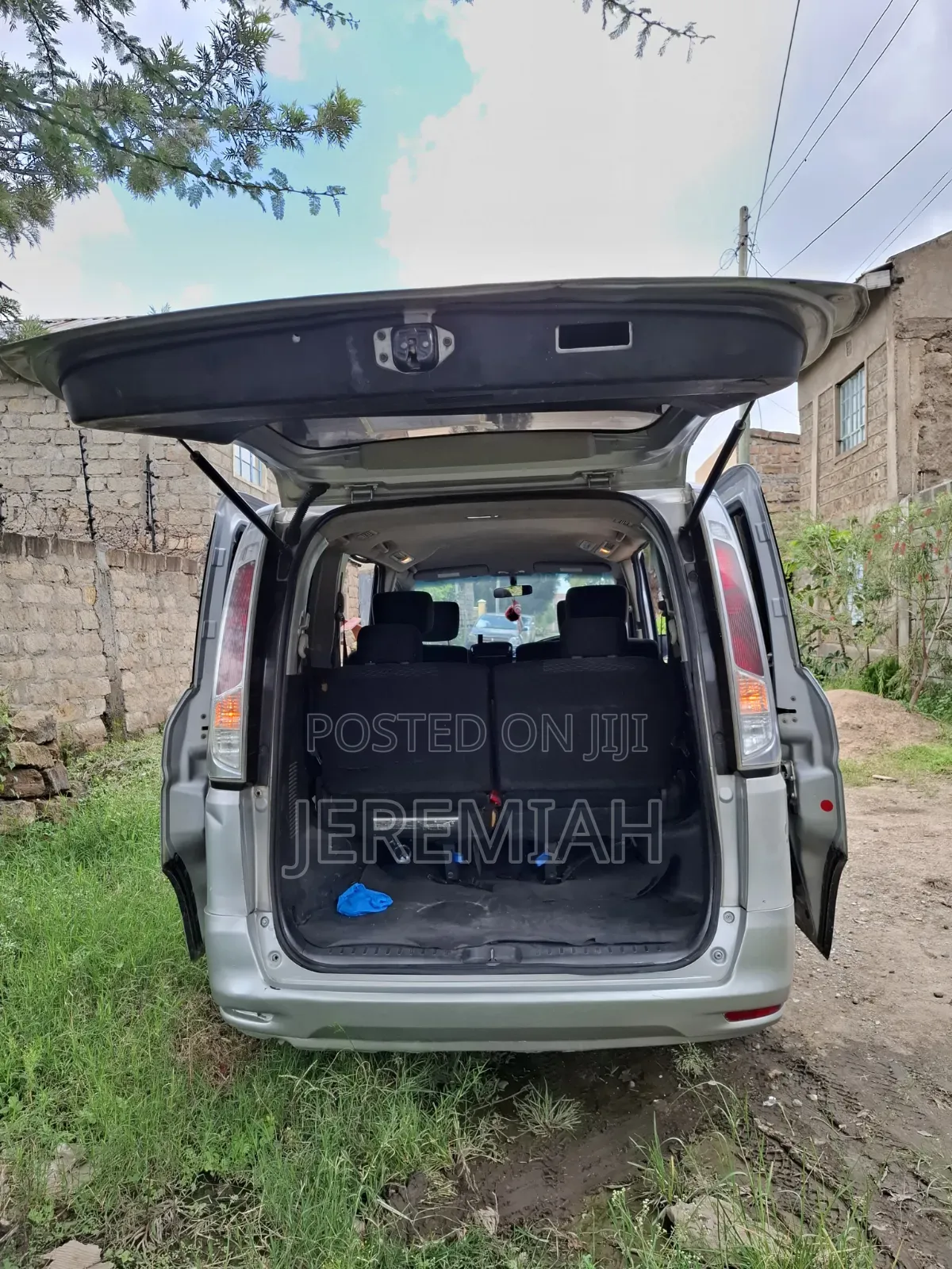 Nissan Serena 2011 Silver