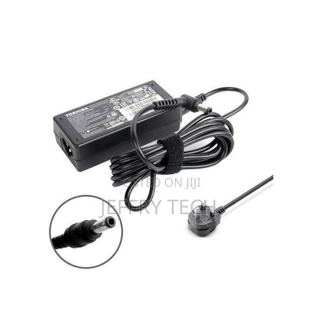 Toshiba Small Pin Laptop Charger - 19v + Fused Power Cord - Black