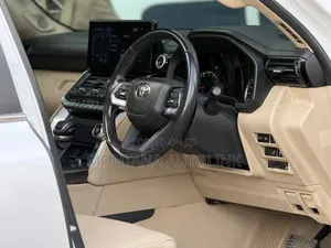 Toyota Land Cruiser LC300 2022 White