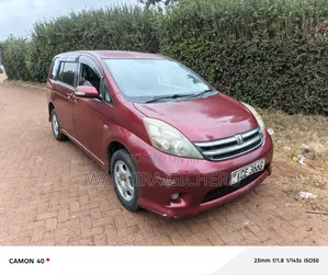 Toyota ISIS 2008 Red