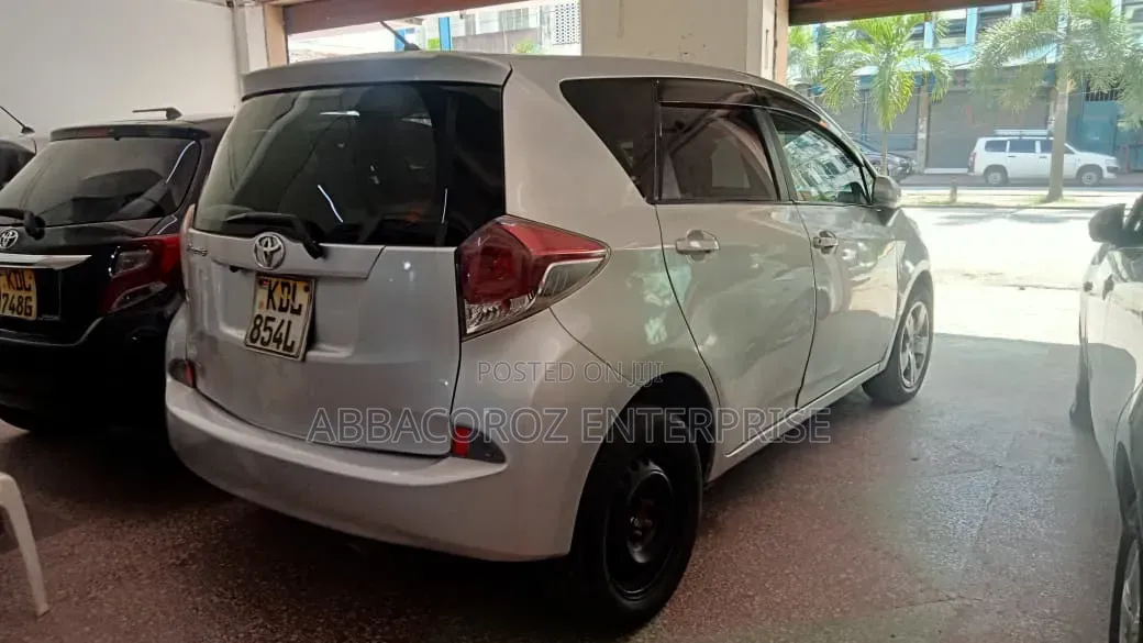 Toyota Ractis 2015 Silver