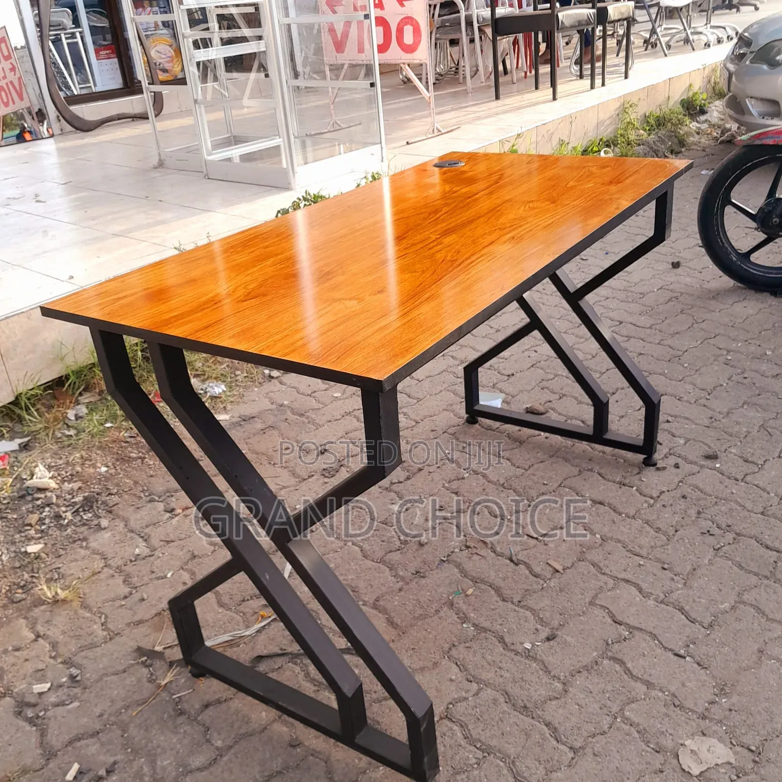 Metallic Table With X Shape Stand