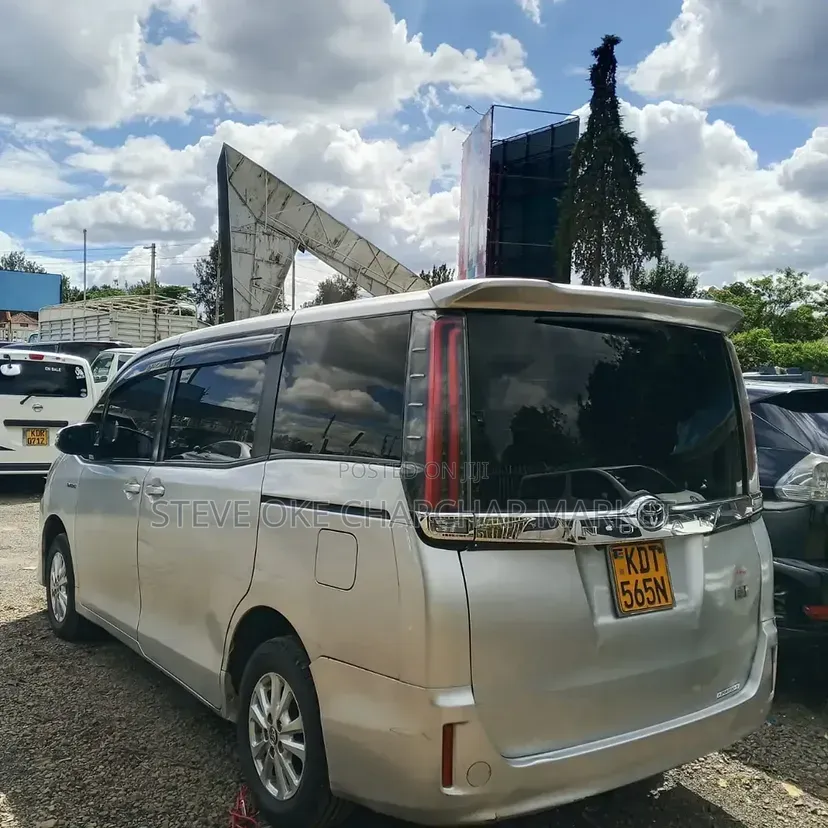 Toyota HiAce 2018 Silver