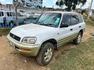 Toyota RAV4 Automatic 2000 White