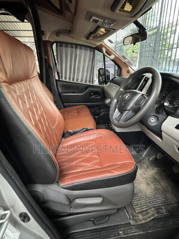 Toyota HiAce 2019 Silver - thumbnail 11