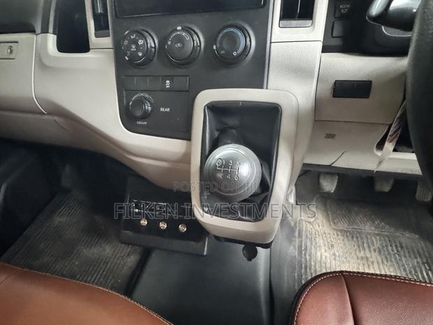 Toyota HiAce 2019 Silver - thumbnail 10