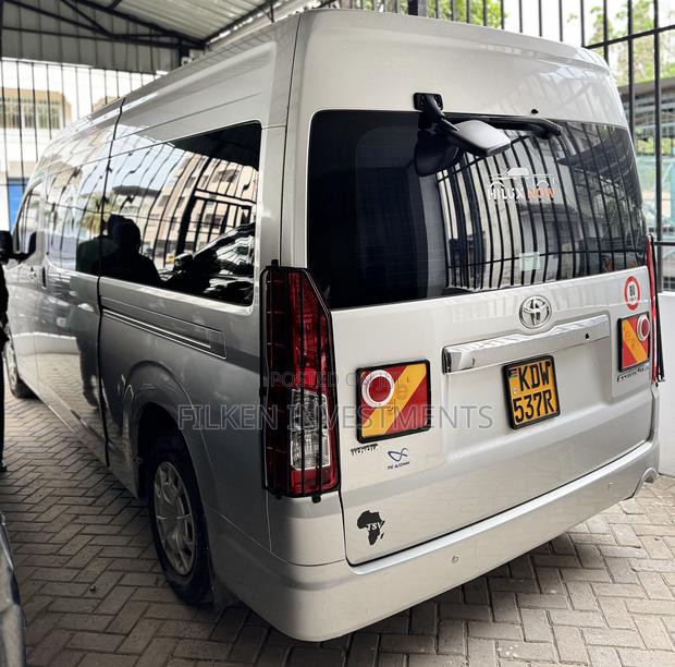 Toyota HiAce 2019 Silver - thumbnail 3