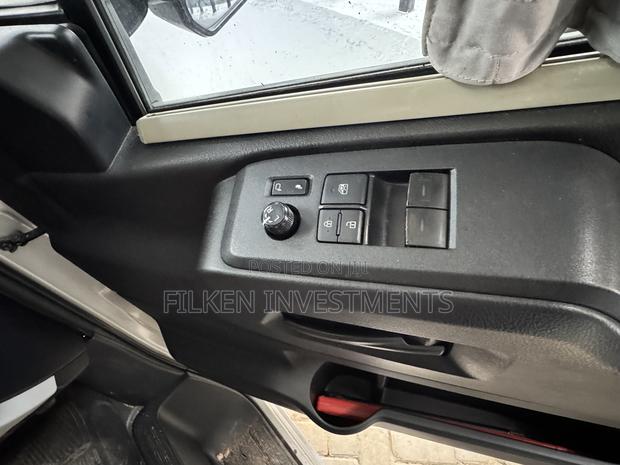 Toyota HiAce 2019 Silver - thumbnail 14