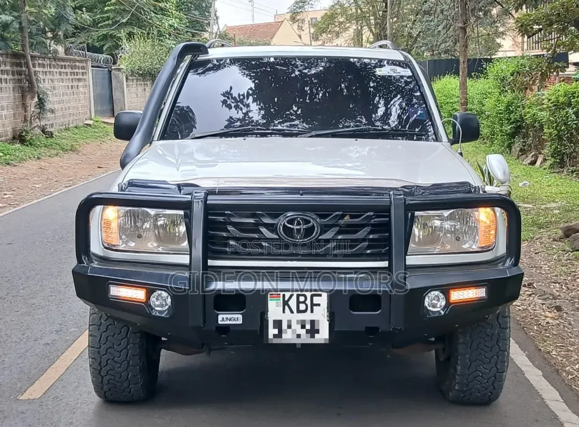 Toyota Land Cruiser 2001 White