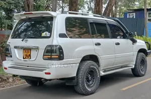 Toyota Land Cruiser 2001 White