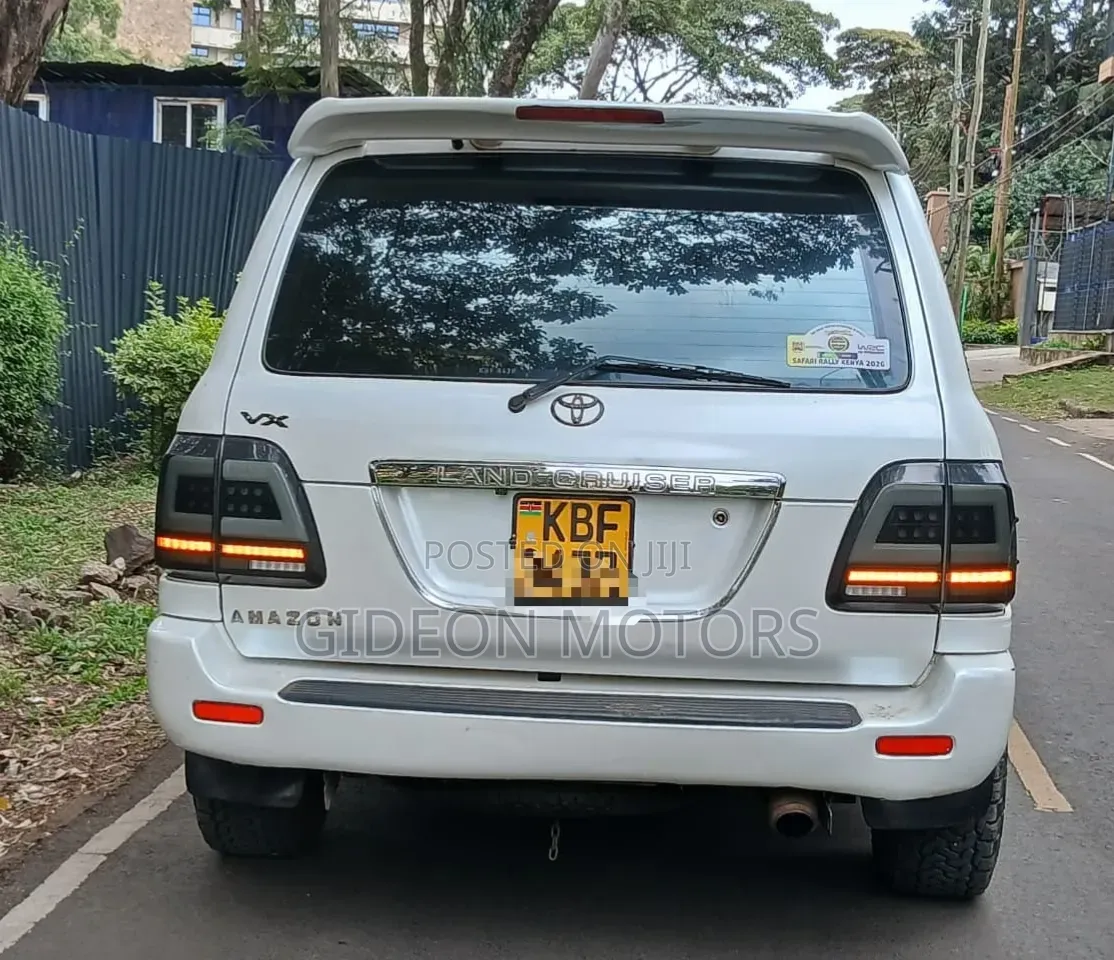 Toyota Land Cruiser 2001 White