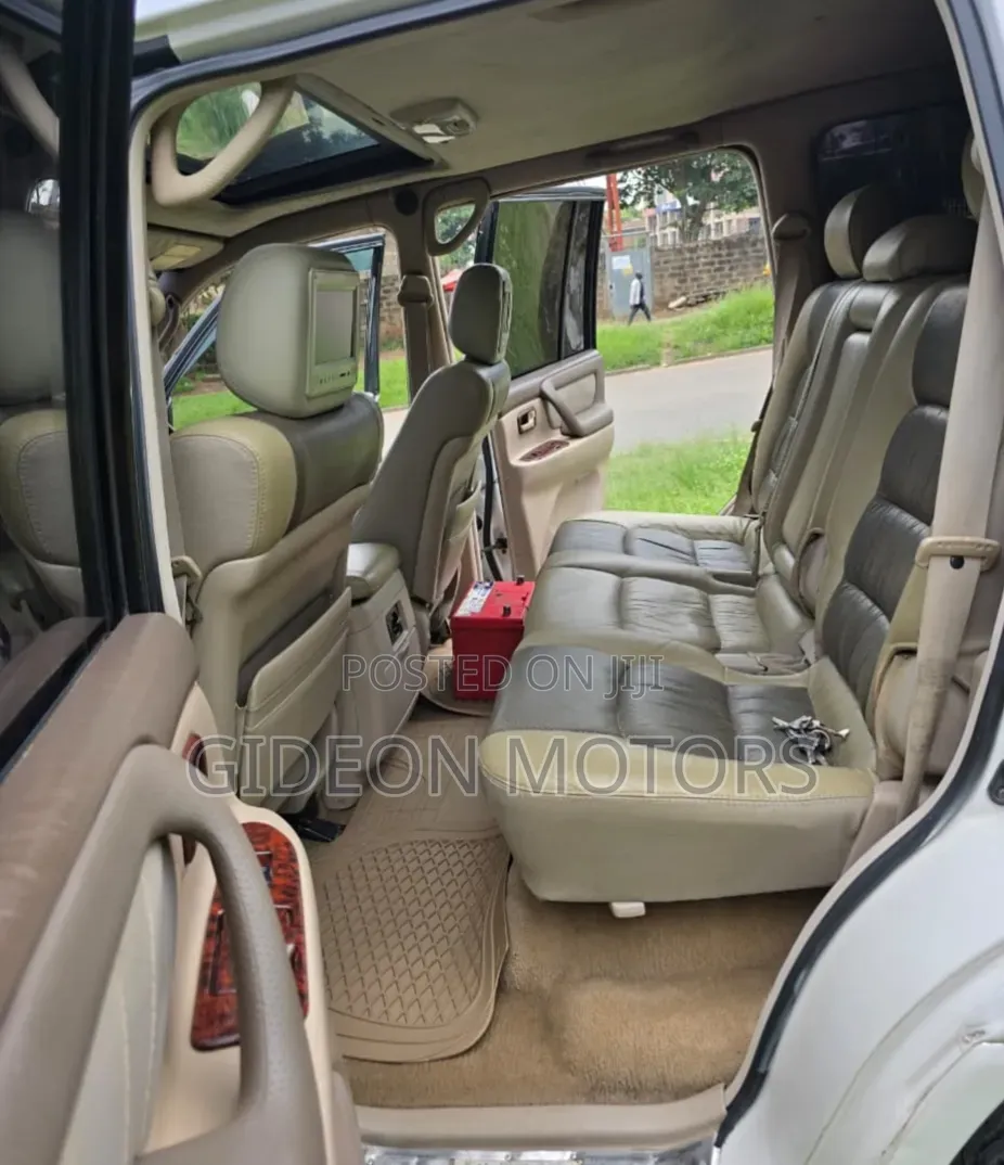 Toyota Land Cruiser 2001 White