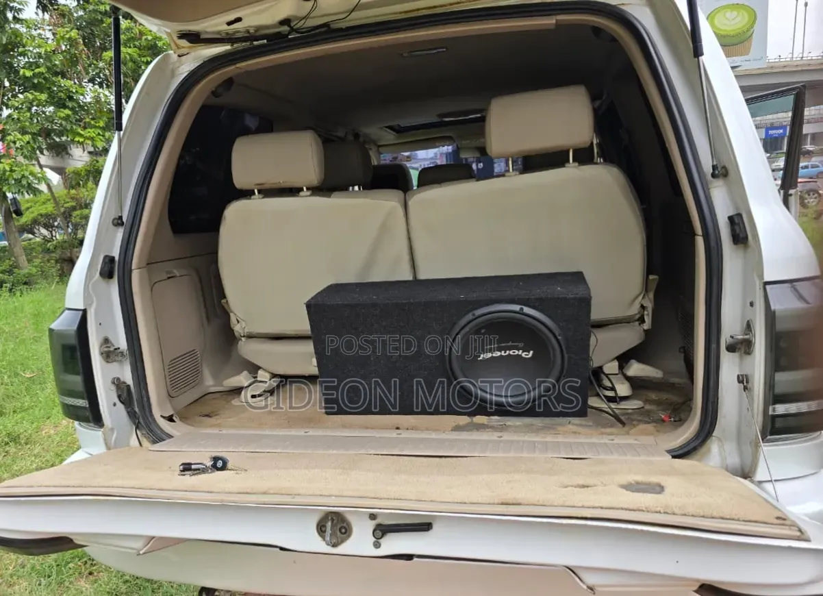 Toyota Land Cruiser 2001 White