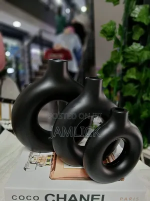 3-in-1 Doughnut Plastic Flower Vases | Modern Decorative Vase Set
- Gw