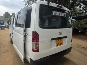 Toyota HiAce 2005 White