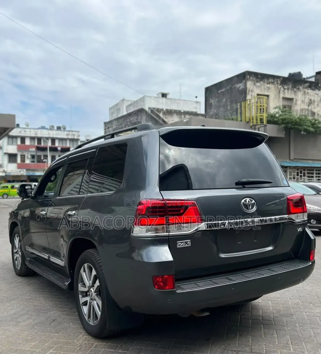 Toyota Land Cruiser 4.6 V8 ZX 2019 Gray