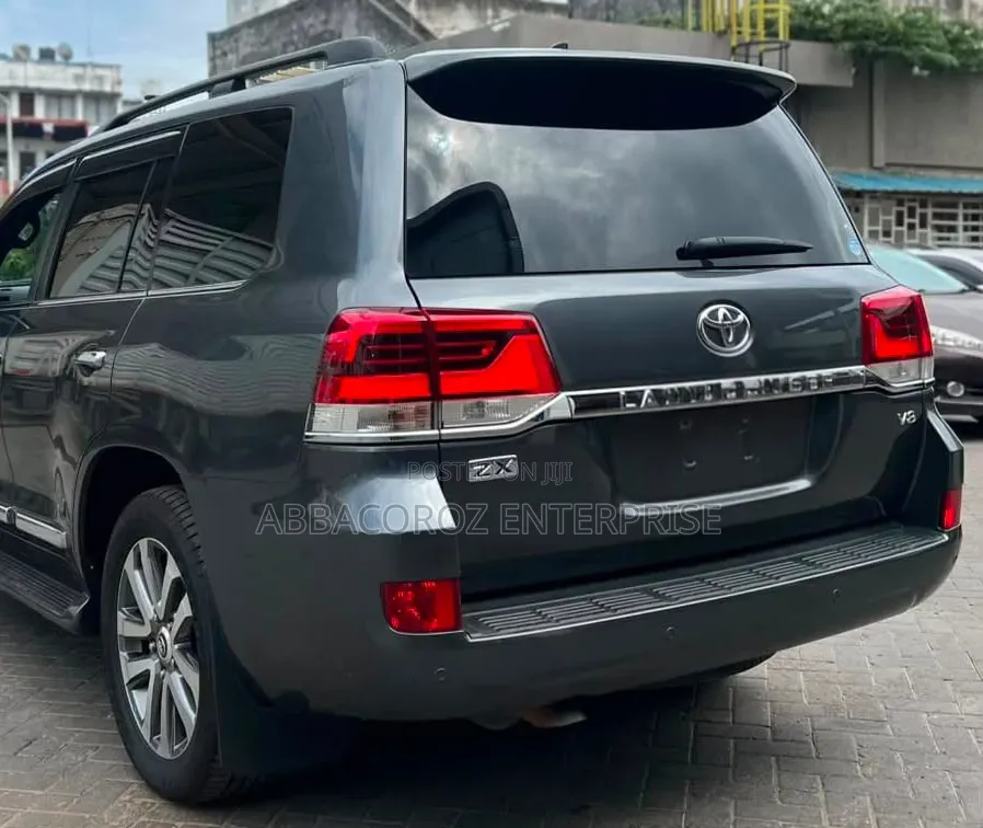 Toyota Land Cruiser 4.6 V8 ZX 2019 Gray
