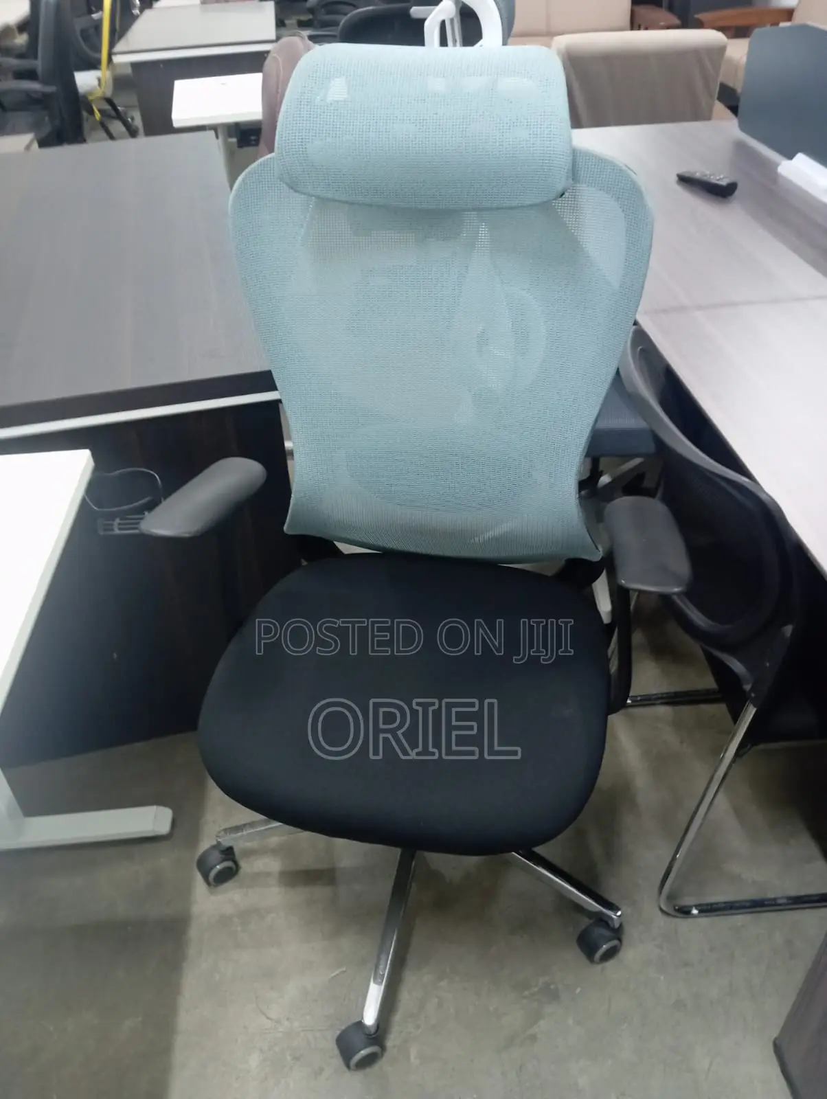 Office Chair : Revolving Mesh Office Chair