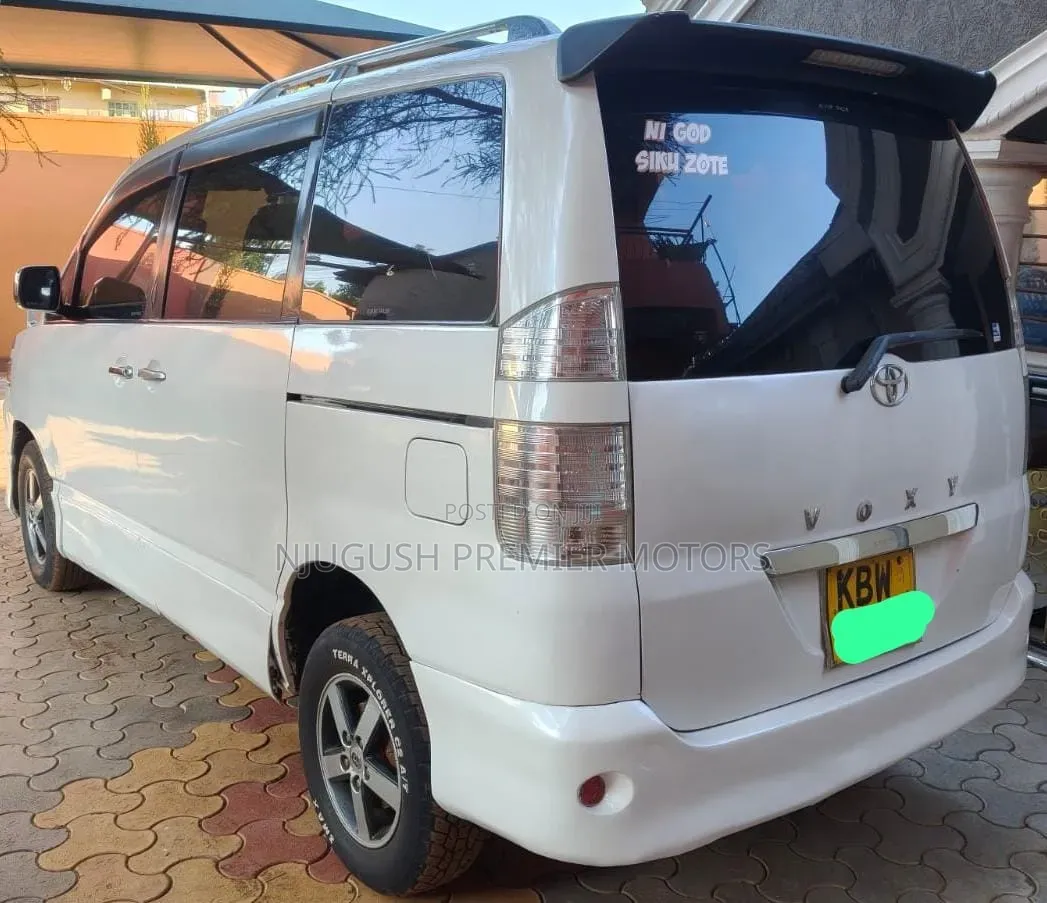 Toyota Voxy 2006 White