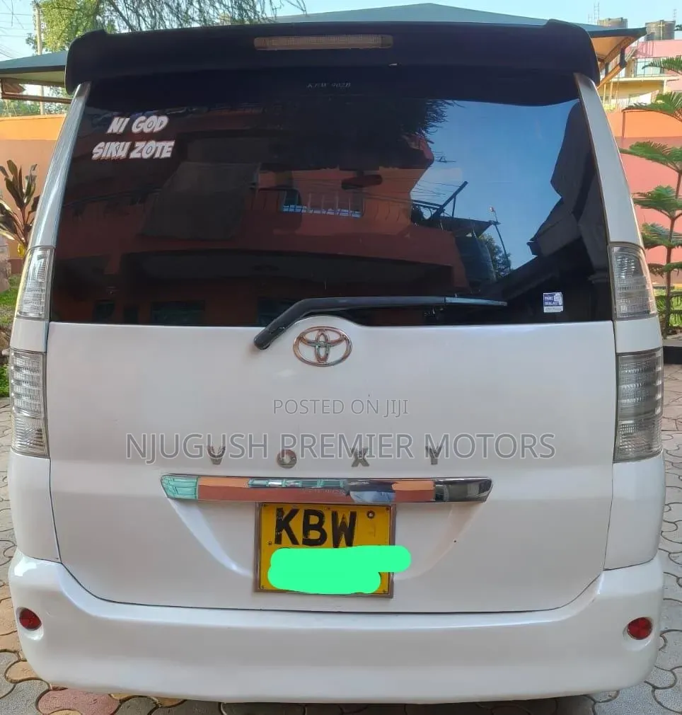 Toyota Voxy 2006 White