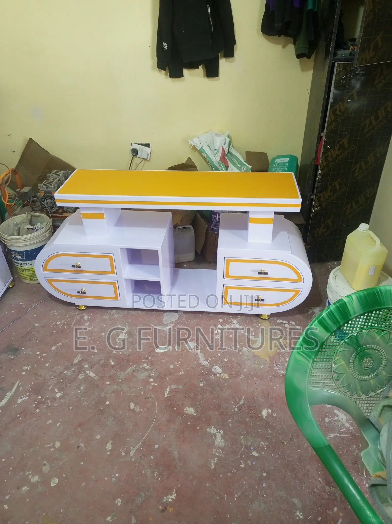 Golden Top Tv Stand