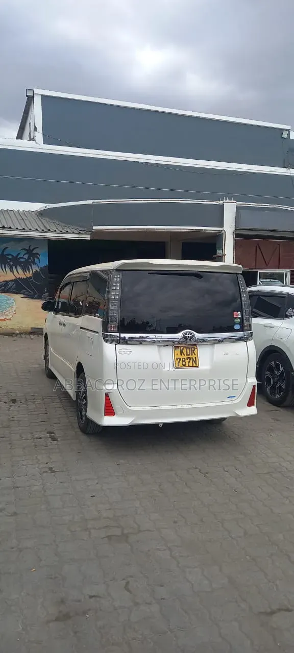 Toyota Voxy 2017 White