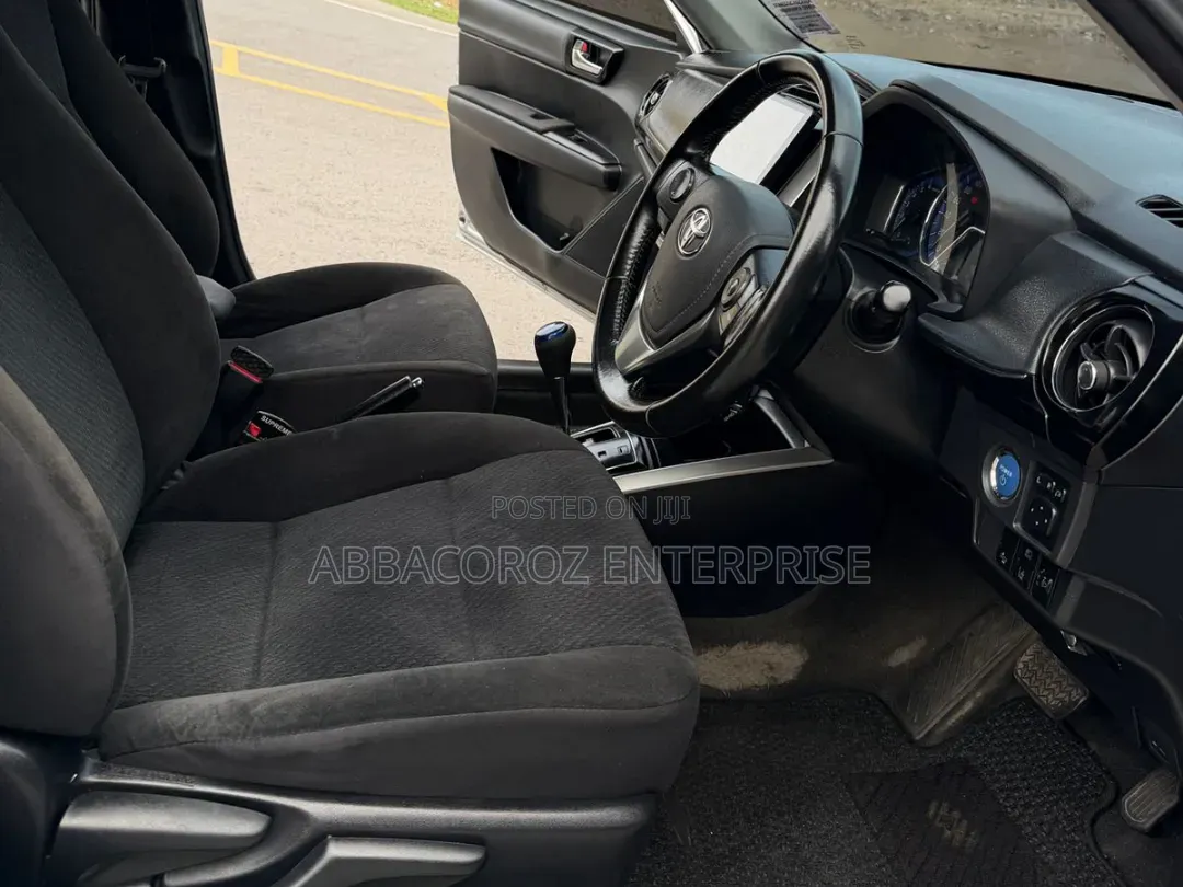 Toyota Axio 2018 Silver