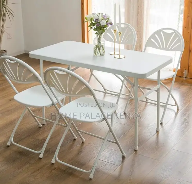 Wedding Chair: Fan Back Foldable Plastic Chair