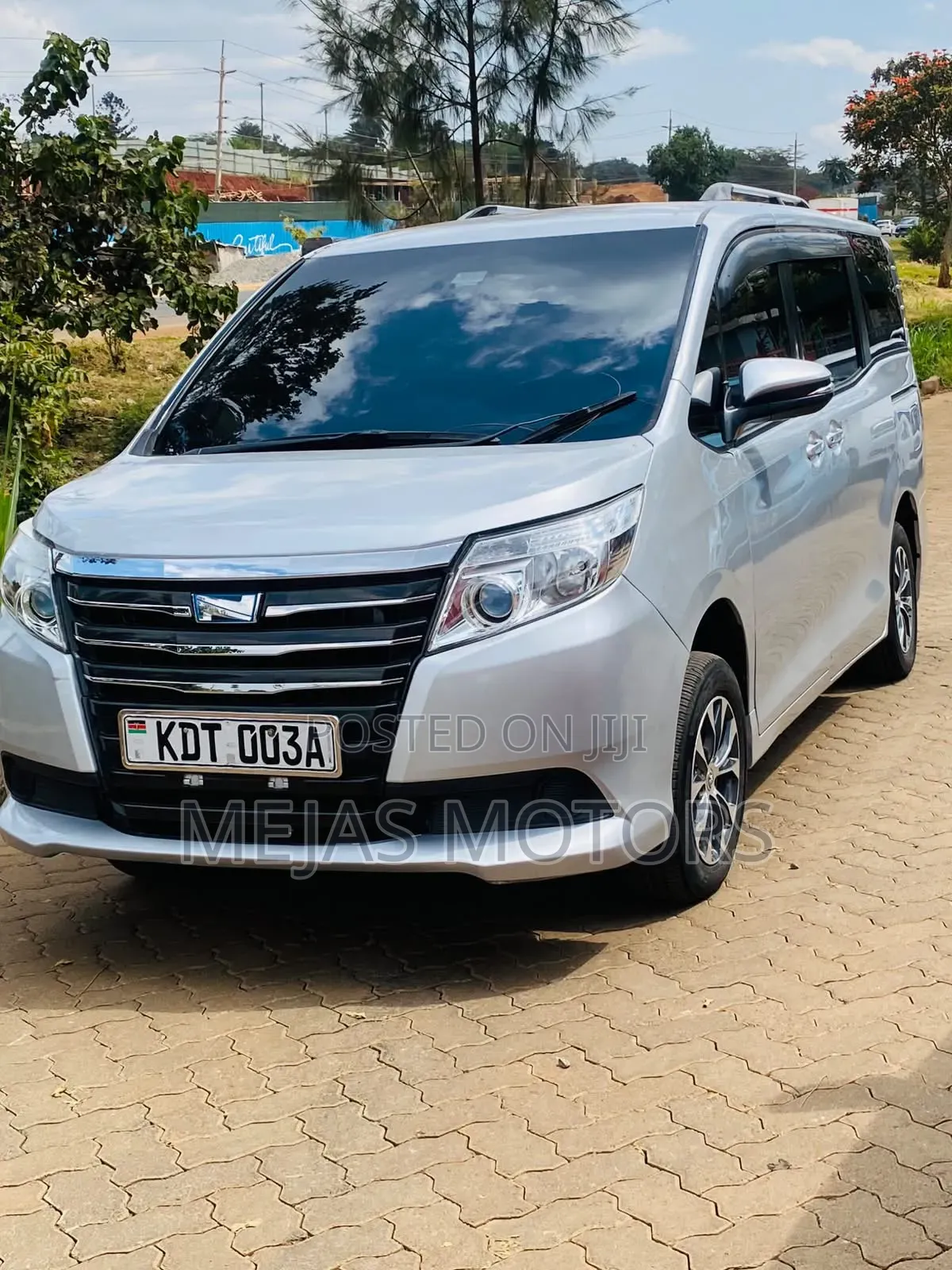 Toyota Noah 2017 Silver