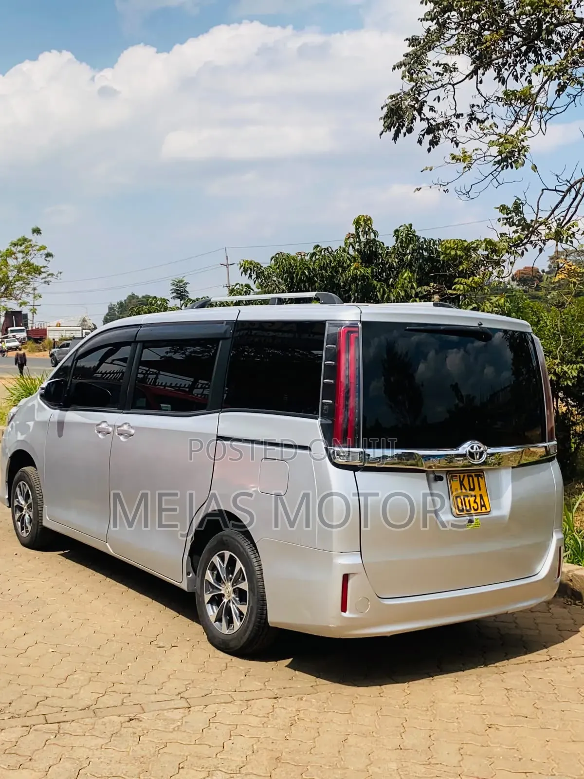 Toyota Noah 2017 Silver