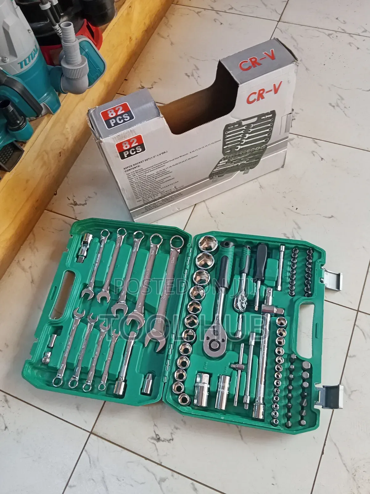 82pcs Socket Wrench and Tool Set