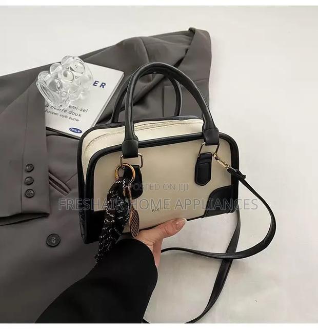 Medium Size Handbag - thumbnail 4