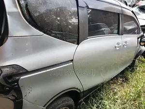 Toyota Sienta 2016 Silver