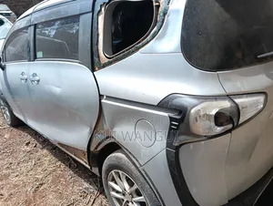 Toyota Sienta 2016 Silver