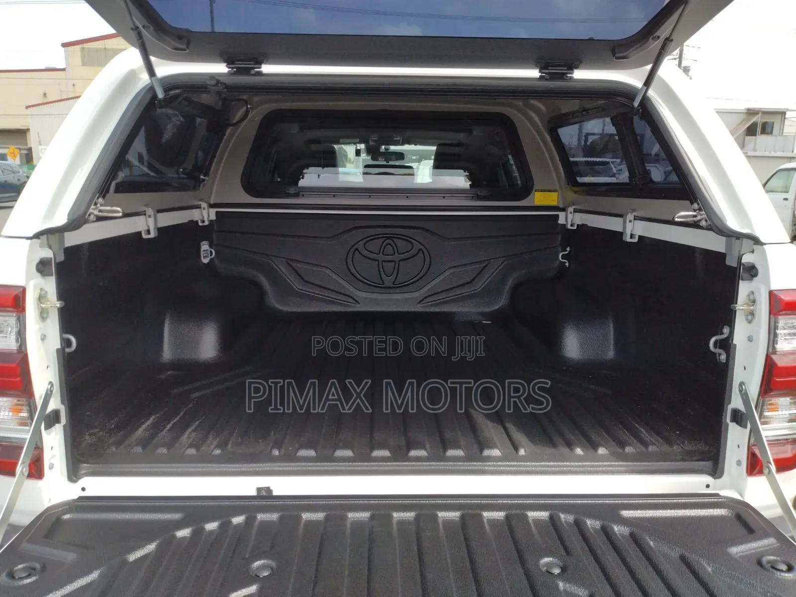 Toyota Hilux 2022 White