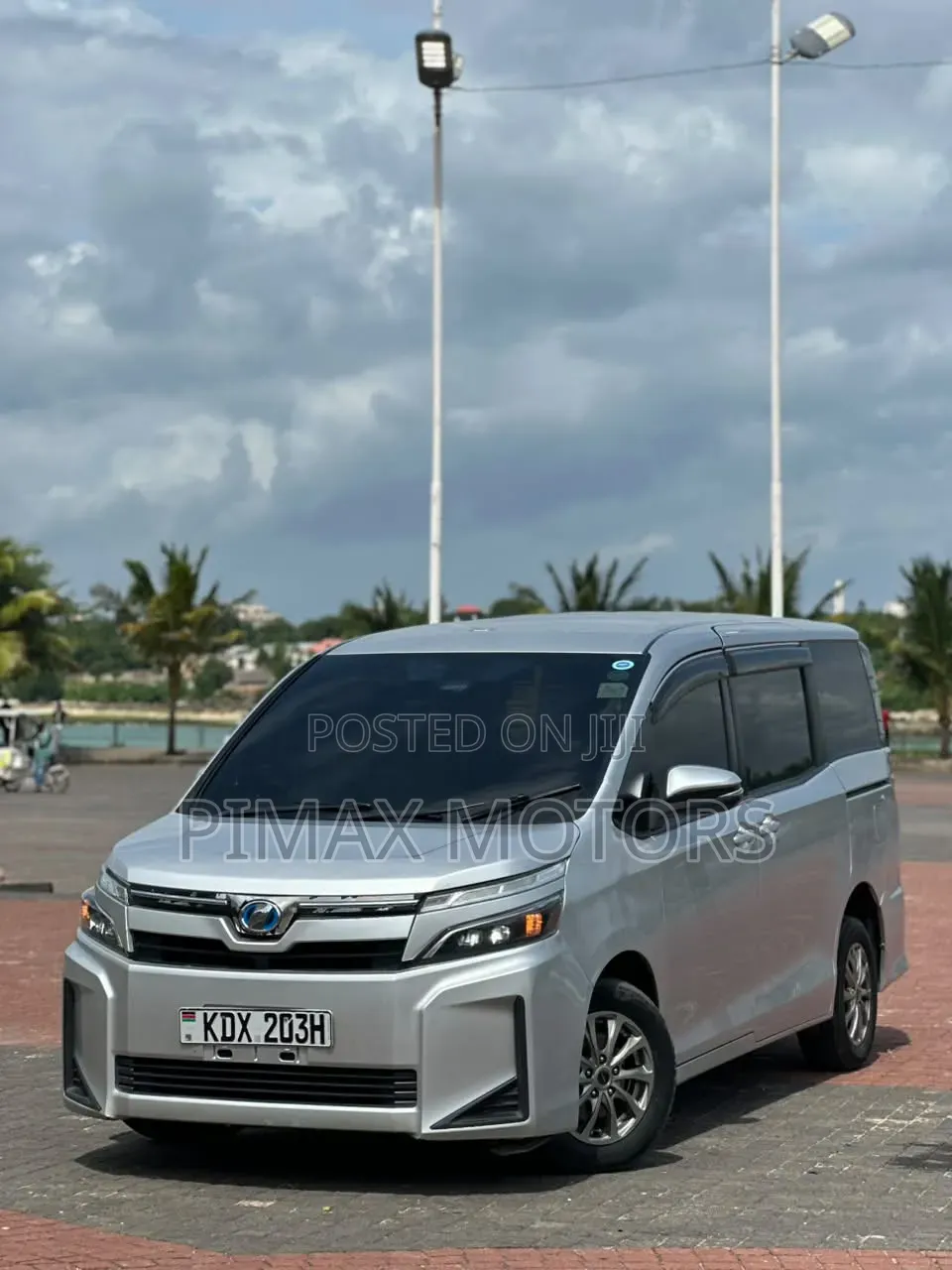 Toyota Voxy 2018 Silver