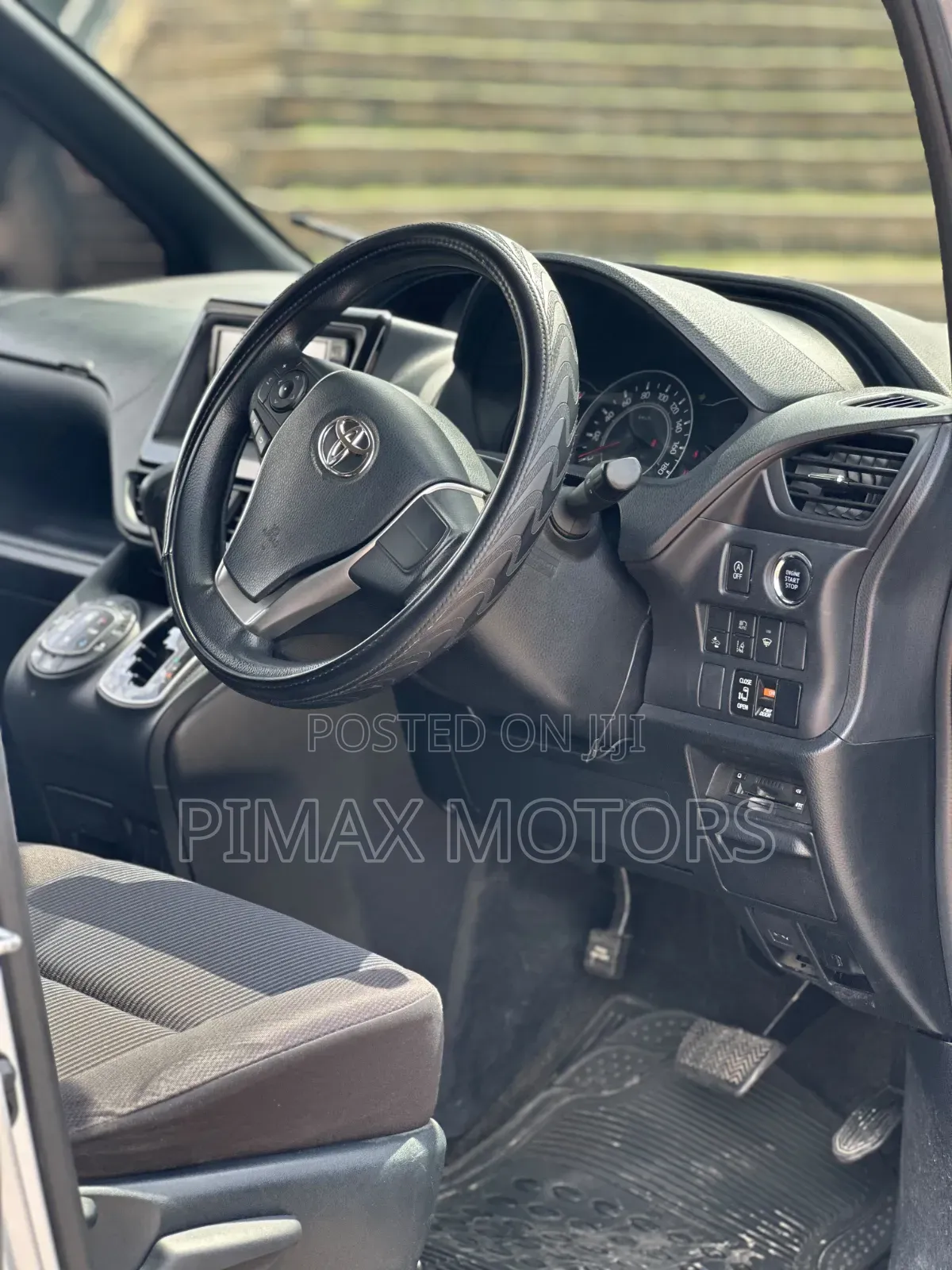 Toyota Voxy 2018 Silver