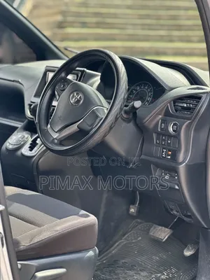 Toyota Voxy 2018 Silver