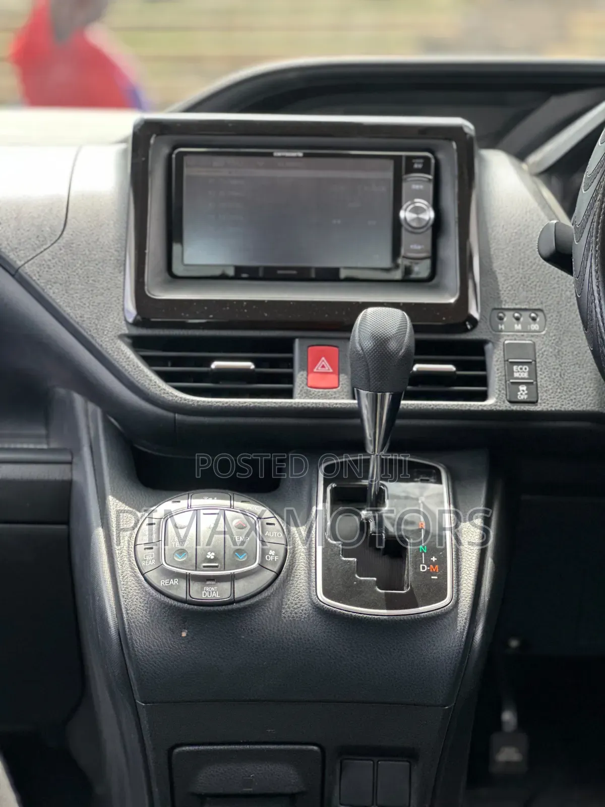 Toyota Voxy 2018 Silver